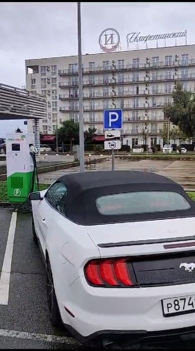 Мажоры на ДВС авто хамят и не дают заряжаться в «Сириус парке», в Сочи смотреть онлайн