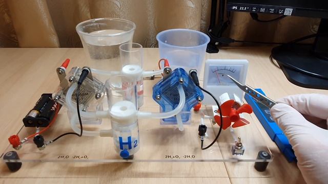 Водородный двигатель на мокром топливном элементе с полимерной протонной мембраной.