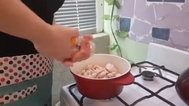 Куриное филе в сметаном соусе с овощами\Chicken fillet in sour cream sauce with vegetables смотреть онлайн