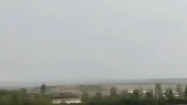 Удар молнии в Таллине попал на камеру. Кроме дерева никто не пострадал. смотреть онлайн