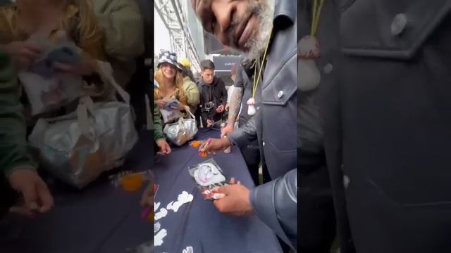 Тайсон раздаёт автографы на фестивале "420" ????(20.04.2022) смотреть онлайн