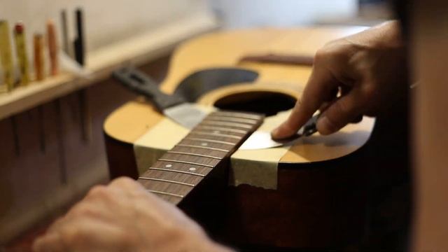 Приклеиваем гриф на 12-струнном Cort смотреть онлайн