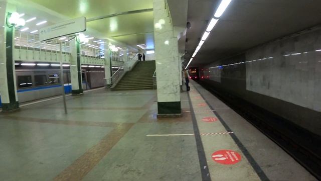 Бульвар Дмитрия Донского. Заход и выдача в депо поездов Бутовской линии 4k 2021-02 смотреть онлайн