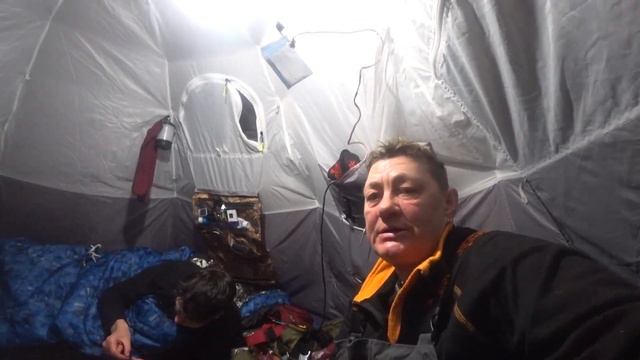 В УЮТНОЙ палатке...ДВА КАРАСЯ сразу!!! ЩУКА подглядывает в камеру! Рыбалка 2022 смотреть онлайн