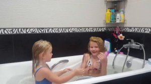 Девченки Дурачатся в ванной!!!