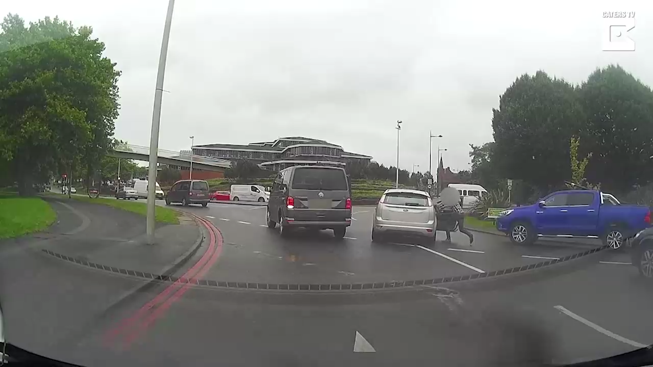 Попытался остановить виновника ДТП смотреть онлайн