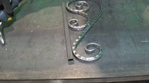 Вот такую красоту можно сделать из профильной трубы своими руками. Холодная ковка.