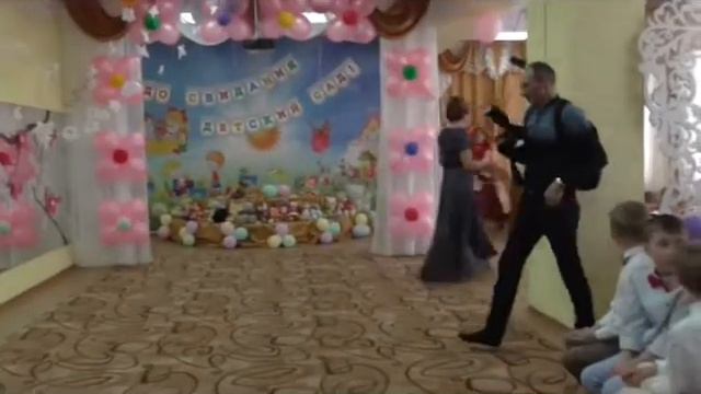 Наш первый выпускной. Группа "Пчелки" смотреть онлайн