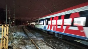 Ночной вид на новую современную электричку Одинцово - Лобня стартует с платформы