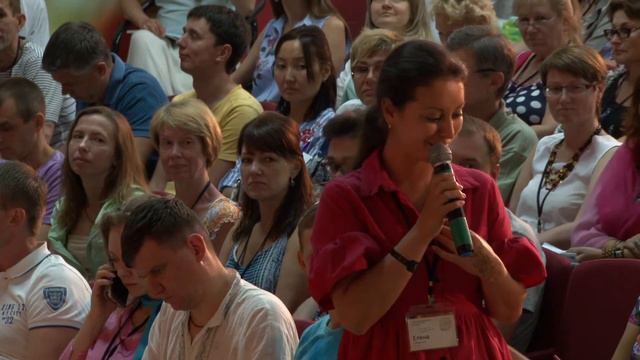 Человек из зала взял микрофон на лекции Таргаковой смотреть онлайн