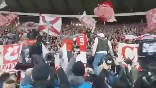 Milan Pavkov se popeo na tribinu posle meča sa Liverpulom смотреть онлайн