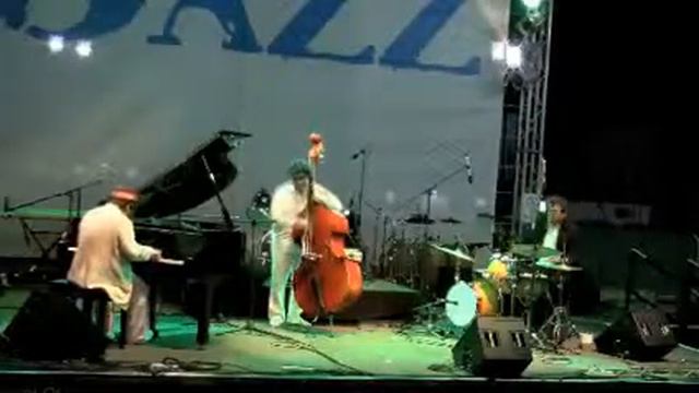 " A Night in Tunisia " Afif Bros feat. Vahagn Hayrapetyan - Dubai Jazz Festival смотреть онлайн