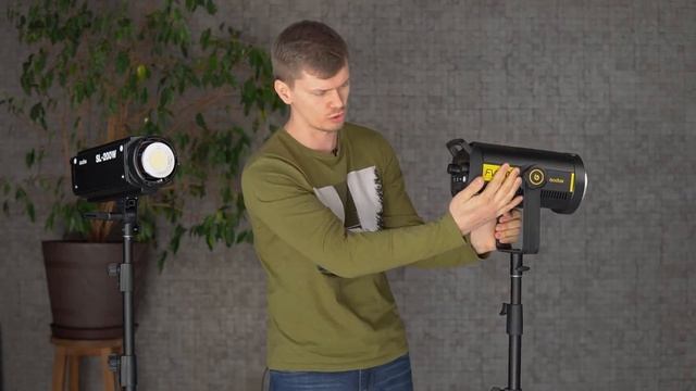 Что же  выбрать GODOX SL200 или GODOX FV200 ?