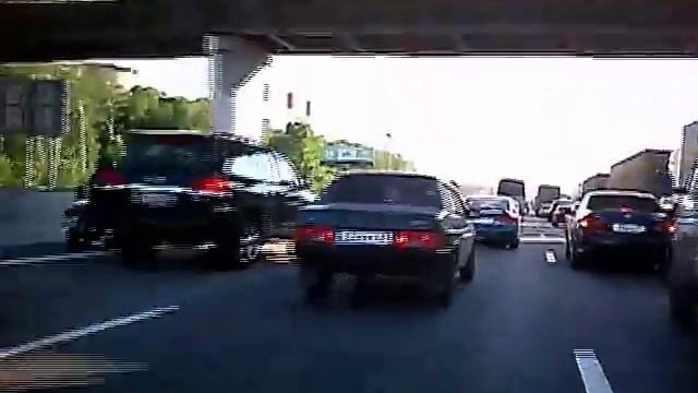 На скутере по пробкам на МКАД смотреть онлайн