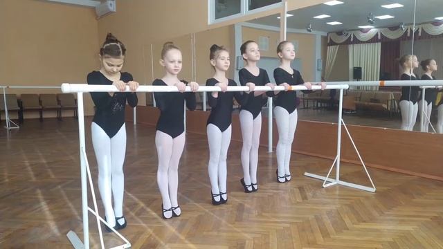 Урок гимнастики в ДШИ. Первый класс. Часть вторая . Педагог Ольга Гайдук. смотреть онлайн