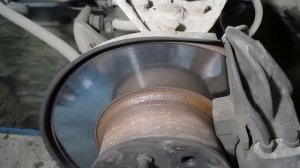 Почему бьет педаль тормоза?