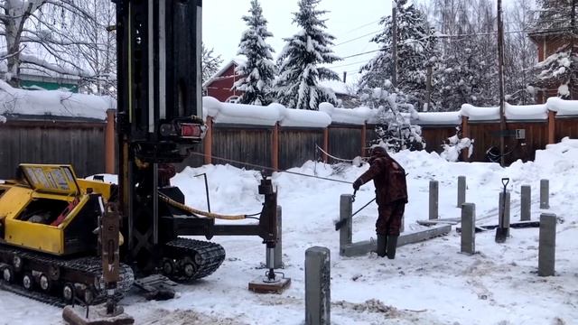 Установка железобетонных свай. Забивка свай под фундамент дома. Показывает Центр Домостроения смотреть онлайн
