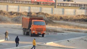 Грузовой автомобиль Самосвал берет разгон