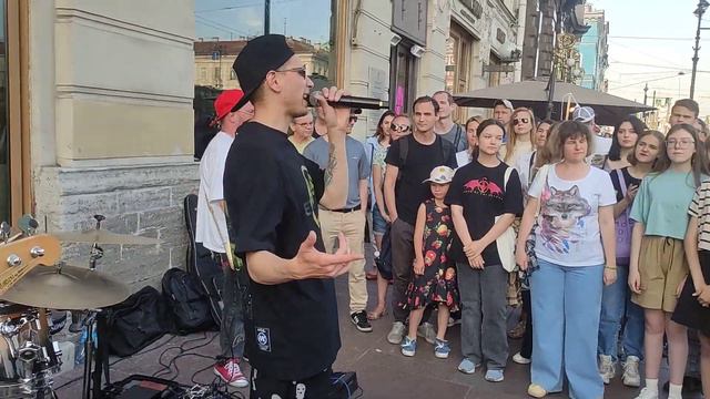 ID AHO - Летать! Замечательная песня кавер группы Айдахо звучит на Невском проспекте в Петербурге.. смотреть онлайн