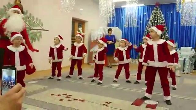 Танец Санта Клаусов в детском саду смотреть онлайн