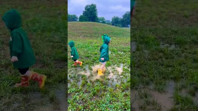 Who Won the Puddle Splash Challenge?!? смотреть онлайн