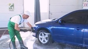 Нанесение бесконтактной шампуни на автомобиль