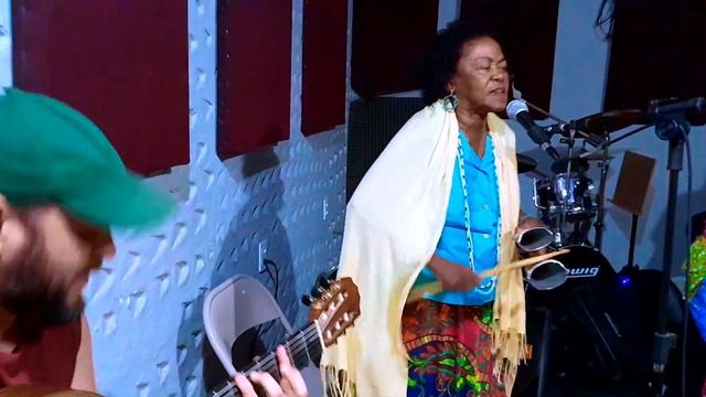 Ensaio da Mestra Zezé de Yemanjá com o grupo Coco da dona Geralda - Encantarias do Maranhão смотреть онлайн