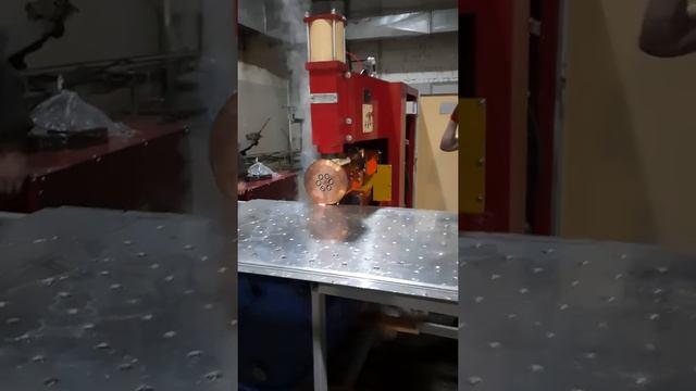 Шовная сварка. Машина сварки МШ-3207Л российского производства.