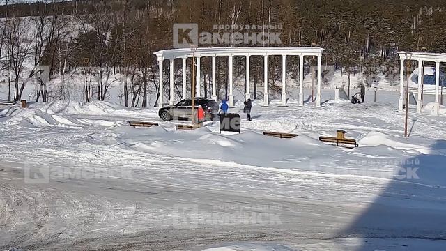 В Каменске-Уральском прохожий прогнал с газона Набережной двух инстаграмщиц на BMW смотреть онлайн