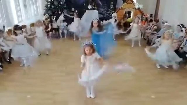 Eva STAR танец Эльза Холодное сердце , садик 166, группа 9 , город Сочи смотреть онлайн