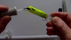 Как я подписываю воблера.И проклеиваю петли воблеров.