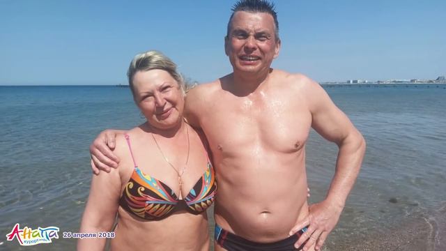 Анапа. Погода 26.04.2018 Жара вернулась! Люди купаются в море и загорают. Центральный пляж смотреть онлайн