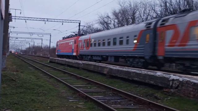 "Пока не перекрашен" ЭП1-326 с поездом 116И Томск-Адлер проезжает О.п. 1522 км. смотреть онлайн