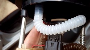 005 Модуль бензонасоса на Лада Гранта. Меняю крышку модуля..mp4