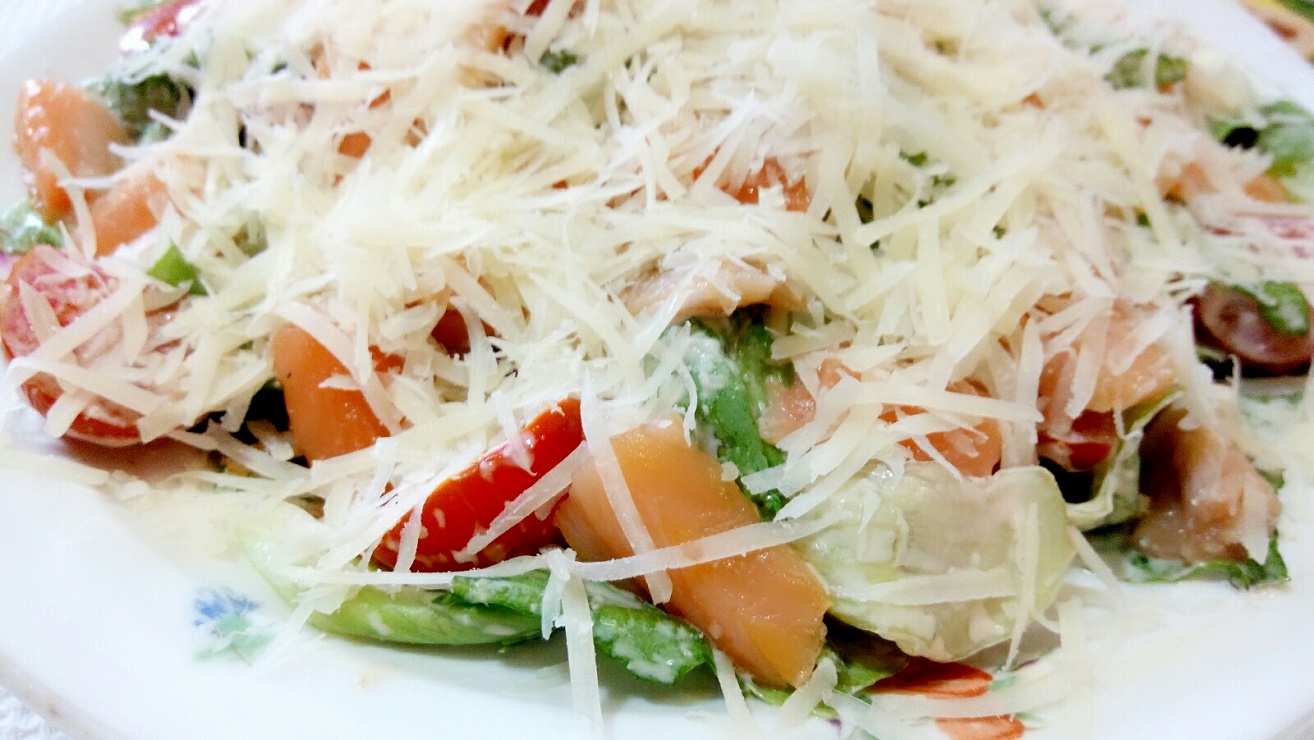 САЛАТ С СЕМГОЙ И ОРИГИНАЛЬНЫМ СОУСОМ смотреть онлайн