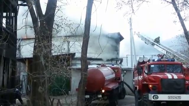 В Благовещенске горит склад «Домино»