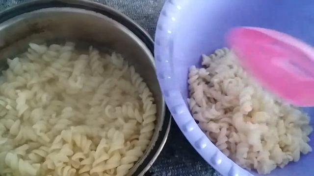 Макароны с сельдью.