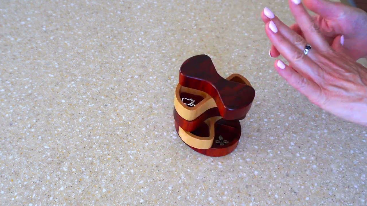 Вращающаяся шкатулка для драгоценностей
Rotating jewelry box смотреть онлайн