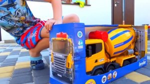 Бензовоз BRUDER и Бетоновоз едут машинкам на помощь Сборник про Машинки для детей