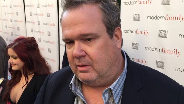 Eric Stonestreet chats on the "Modern Family" red carpet for an Emmy voter FYC screening смотреть онлайн