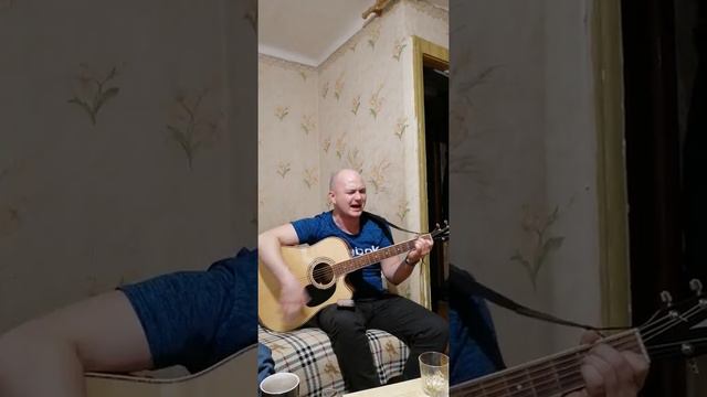 Друг поёт под гитару #песня#гитара#посиделки смотреть онлайн