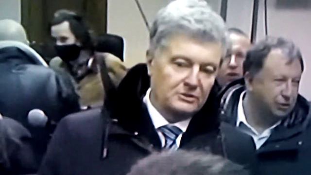 Петр Порошенко поет от радости в Печерском суде Киева. 22:40 17.01.2022. смотреть онлайн
