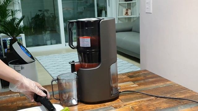 Cận cảnh thử máy Hurom easy H200 ép nguyên khối dưa hấu! смотреть онлайн