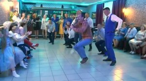 Тамада зажигает с парнями на свадьбе Серебряные Пруды