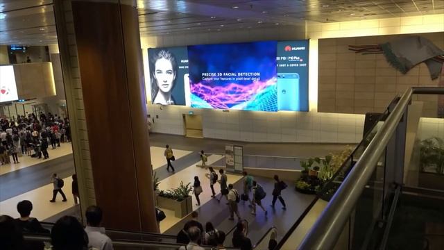 Огромные, движущиеся, светодиодные LED экраны AOTO, рекламные носители, аэропорт Сингапур смотреть онлайн