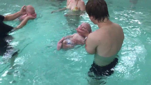 Разминка для грудничка-Обучение плаванию в бассейне в Минске для детей (Курсы,Секция,занятия) смотреть онлайн