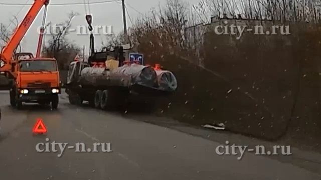 В Новокузнецке из кювета доставали грузовик смотреть онлайн