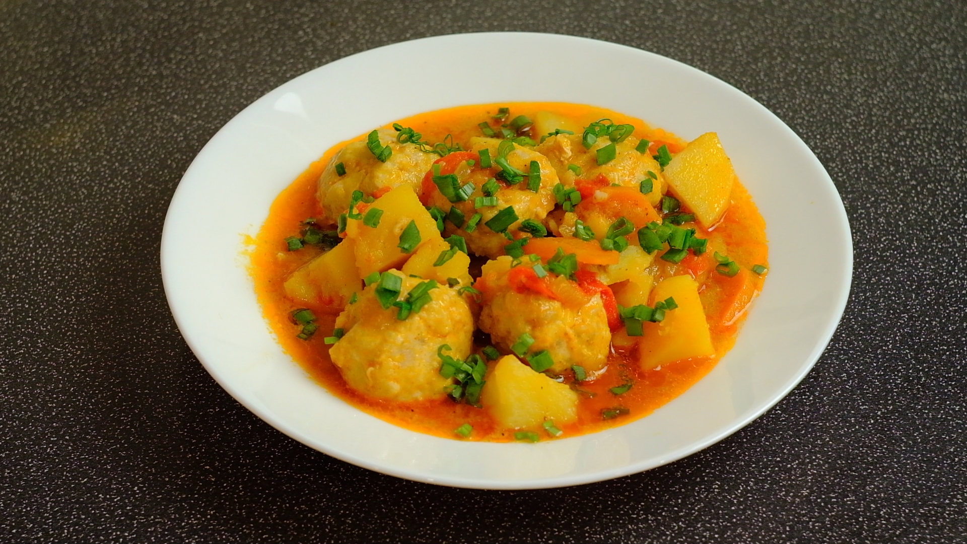 Фрикадельки с картошкой в томатном соусе