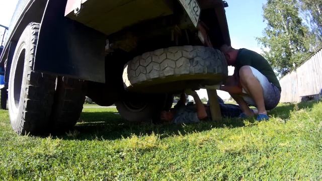 ГАЗ 3307 меняем заднее колесо сомостоятельно снимаем и ставим запаску #ru_kompass #газ3307 #механик