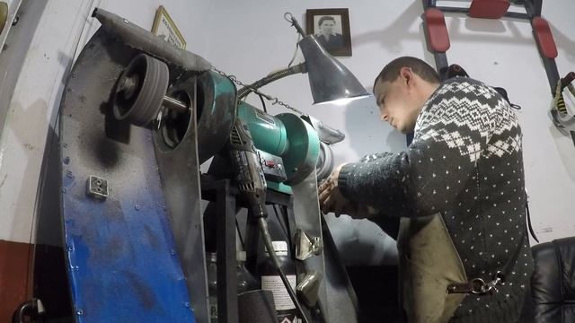 Ремонт обуви, кроссовки - профилактика на всю подошву. Shoe Repair, Hole On The Sole Of Sneakers